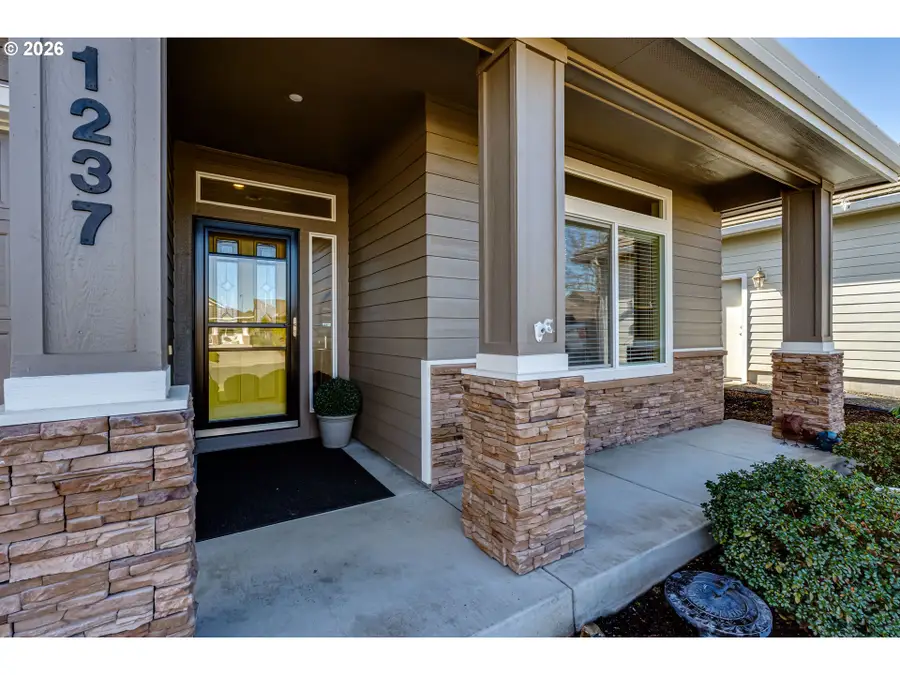 1237 Spyglass Ct, Creswell, OR 97426 - #3