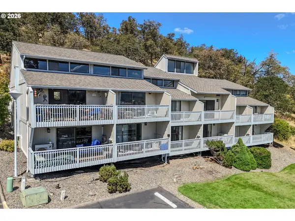 28 NW Mountain View Dr, Roseburg, OR 97471