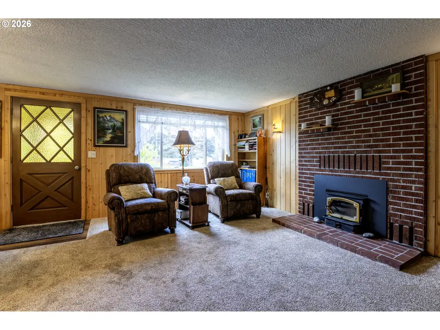 1903 17th St, Florence, OR 97439 - #3