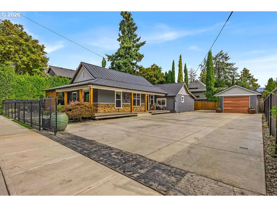 242 N 3rd St, Woodburn, OR 97071 - #2