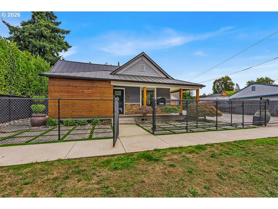 242 N 3rd St, Woodburn, OR 97071 - #3