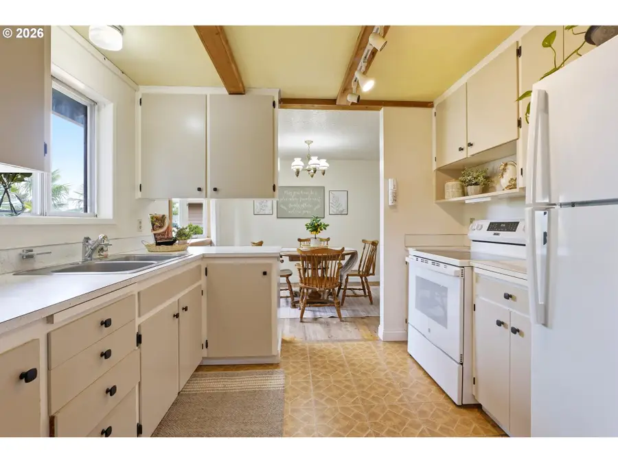 1352 Astor Way, Woodburn, OR 97071 - #3