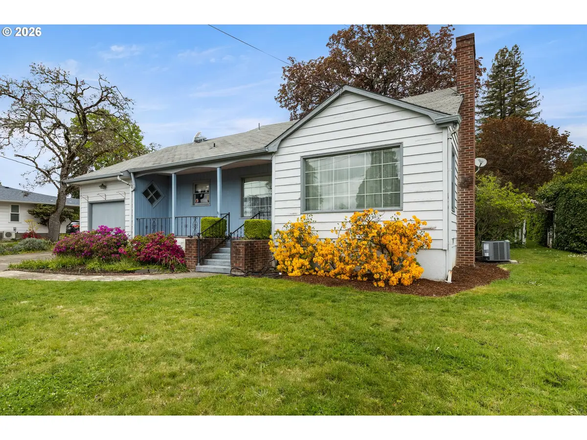 1564 NW Almond Ave, Roseburg, OR 97471 - #1