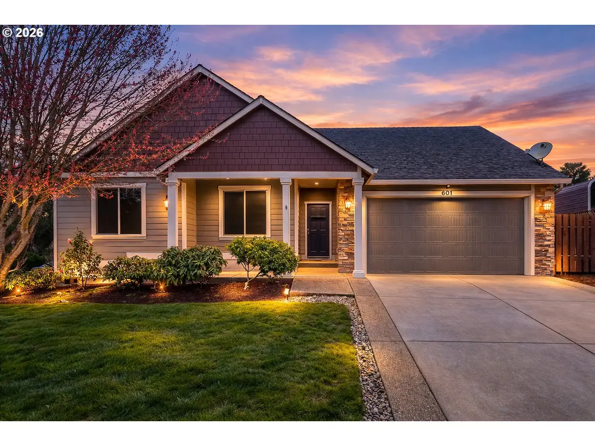 601 N 6th St, Carlton, OR 97111 - #1