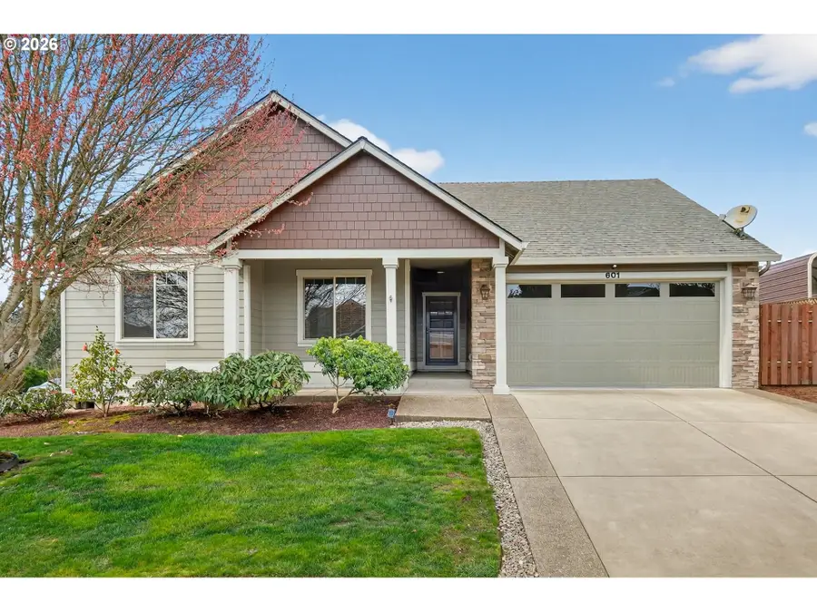 601 N 6th St, Carlton, OR 97111 - #2