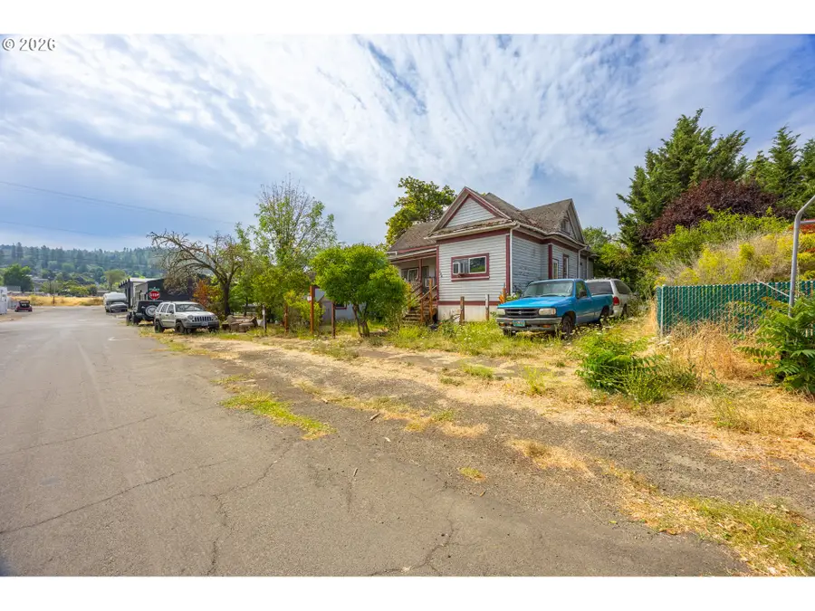 173 SE Miller Ave, Roseburg, OR 97470 - #3