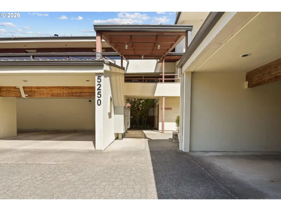 5250 S Landing Dr #105B1, Portland, OR 97239 - #2
