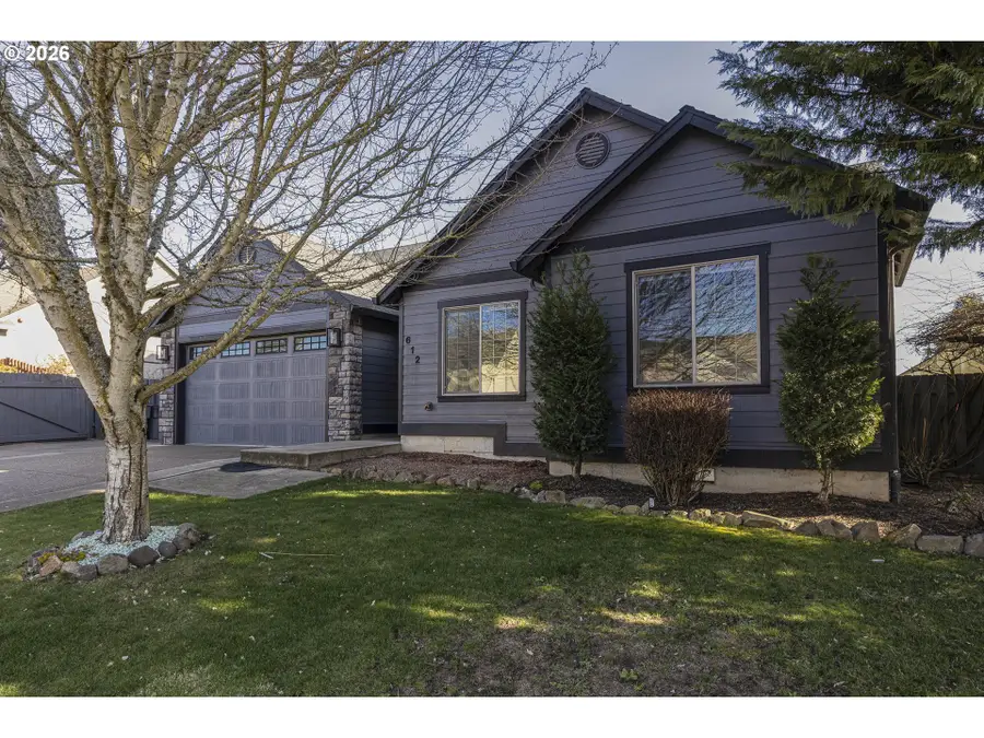 612 N 6th St, Carlton, OR 97111 - #2