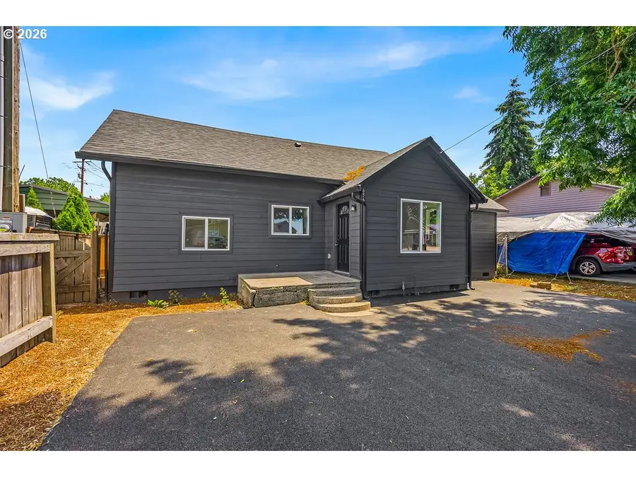 656 Hall St, Woodburn, OR 97071 - #3