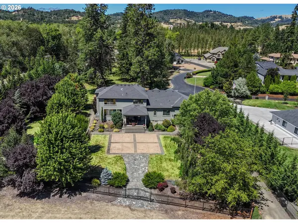 104 River Club Dr, Roseburg, OR 97471