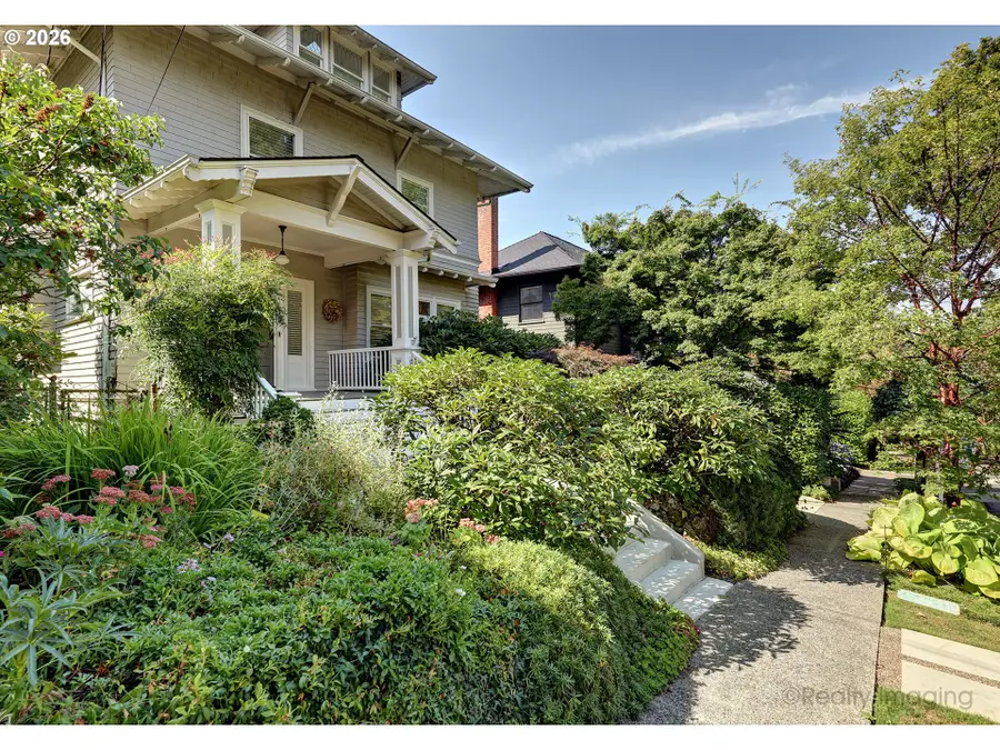 2734 SW Fern St, Portland, OR 97201 - #2