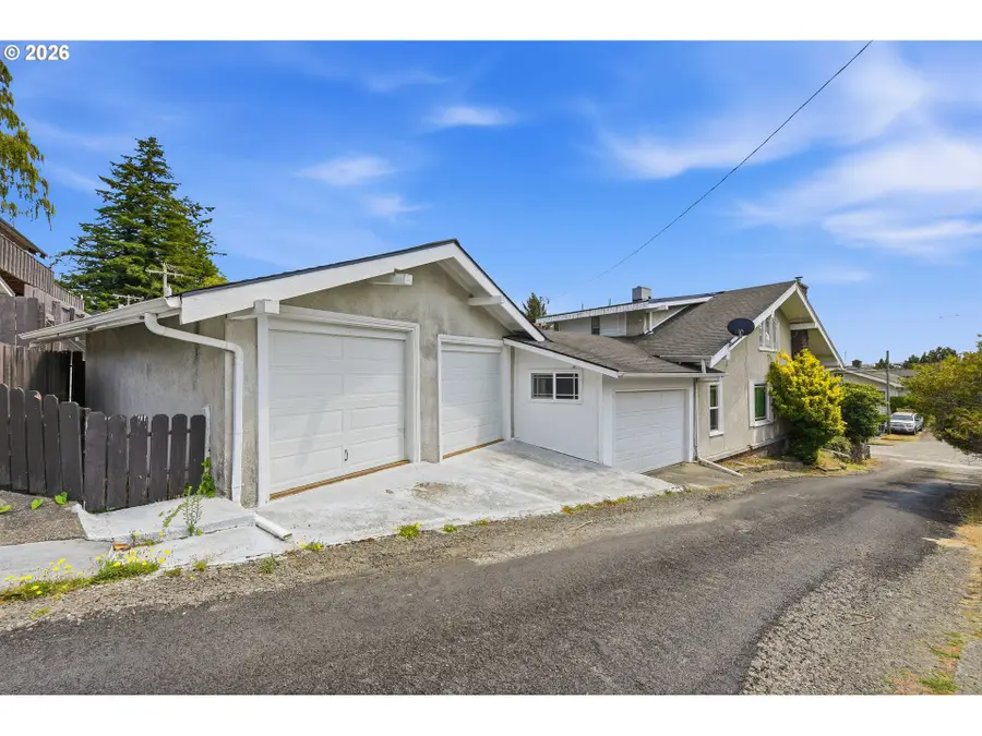 842 Oregon Ave, North Bend, OR 97459 - #2