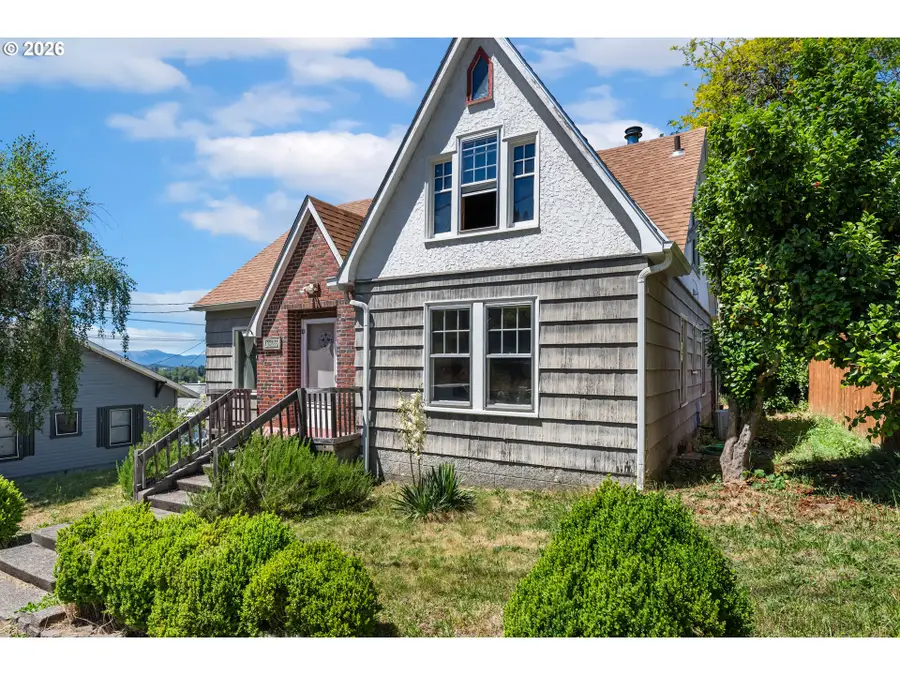 1426 SE Douglas Ave, Roseburg, OR 97470 - #2