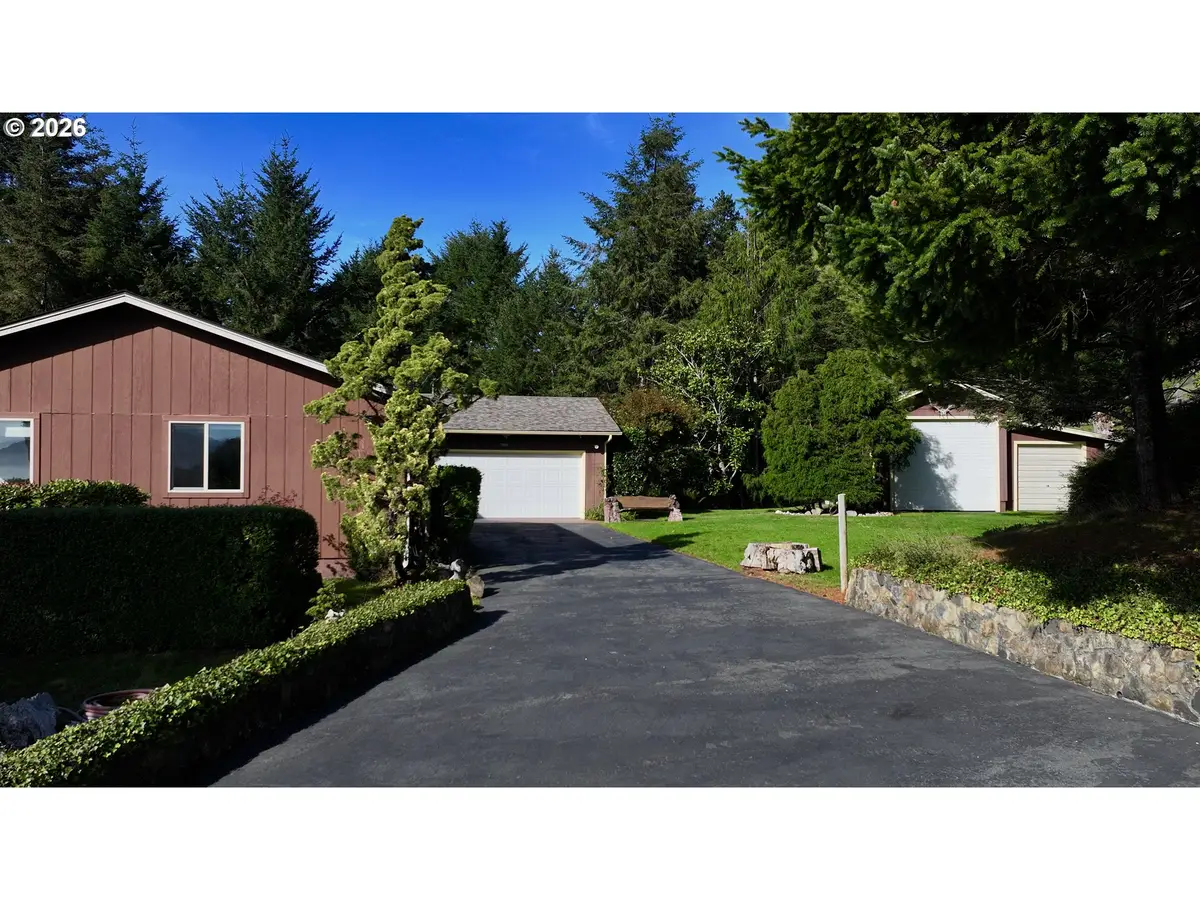 15604 Napa Ln, Brookings, OR 97415 - Image #1