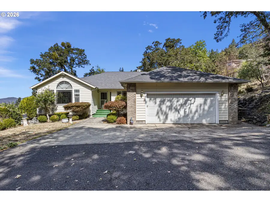 1385 SE Laurel Ct, Roseburg, OR 97470 - #2