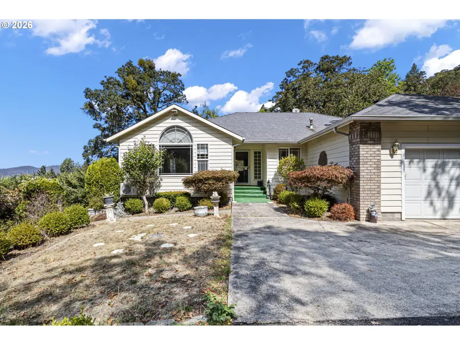 1385 SE Laurel Ct, Roseburg, OR 97470 - #3