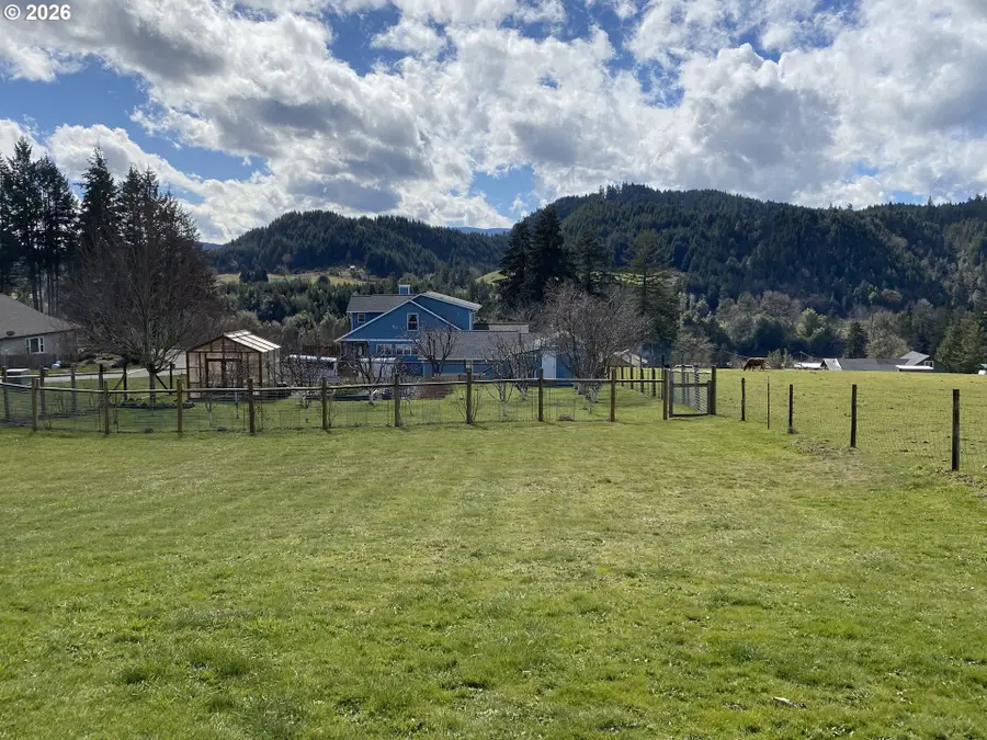420 Edgeview Dr, Elkton, OR 97436 - #3