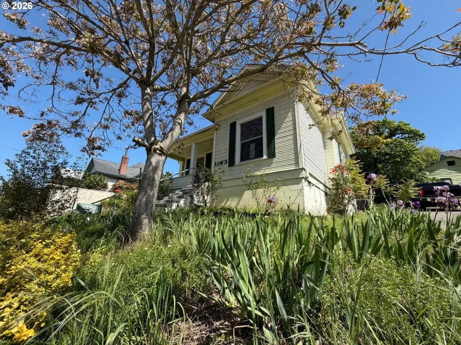 1063 SE Jackson St, Roseburg, OR 97470 - #2