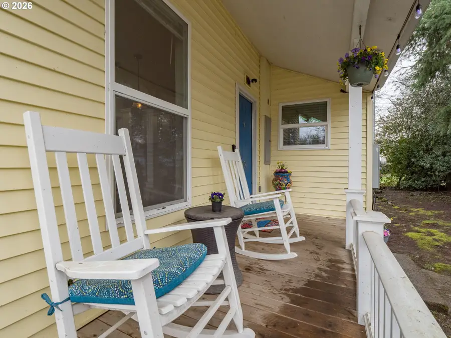 336 N 5th St, Carlton, OR 97111 - #3