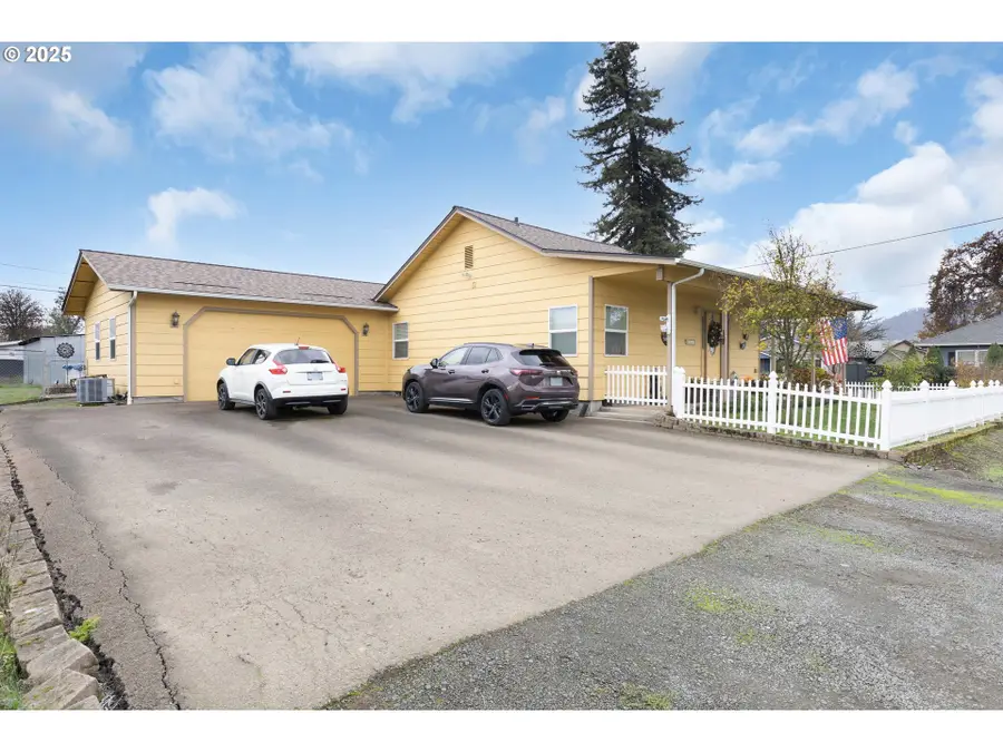 144 Paradise Ln, Roseburg, OR 97471 - Image #2