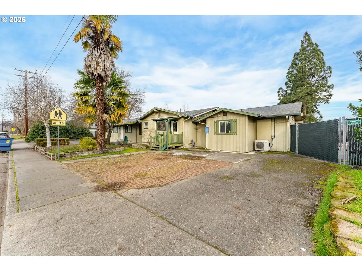 1117 SW Greenwood Ave, Grants Pass, OR 97526 - #1