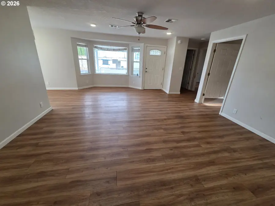 863 W First Ave, Sutherlin, OR 97479 - #3