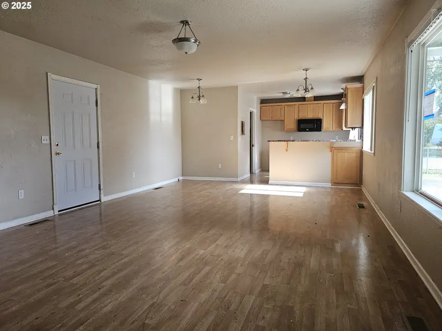 183 E Dodge St, Lebanon, OR 97355 - Image #3