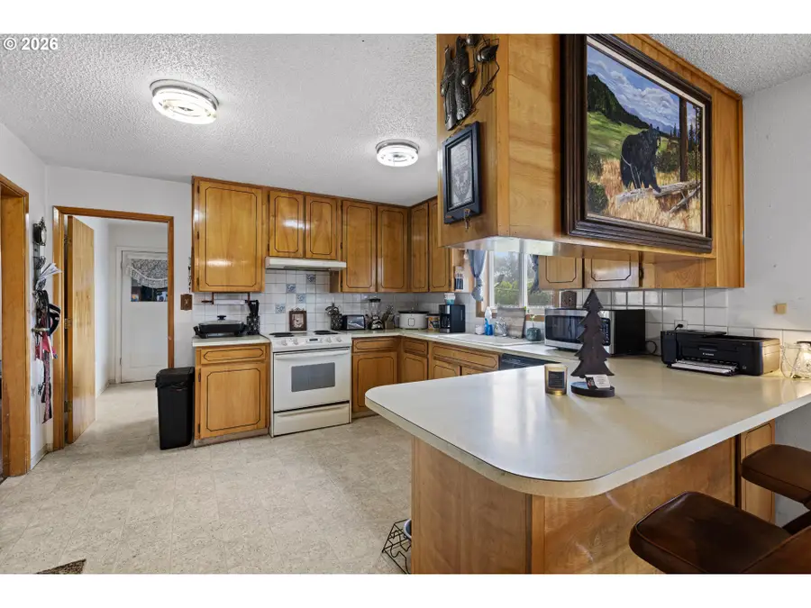 10301 Emily Dr, Island City, OR 97850 - #2