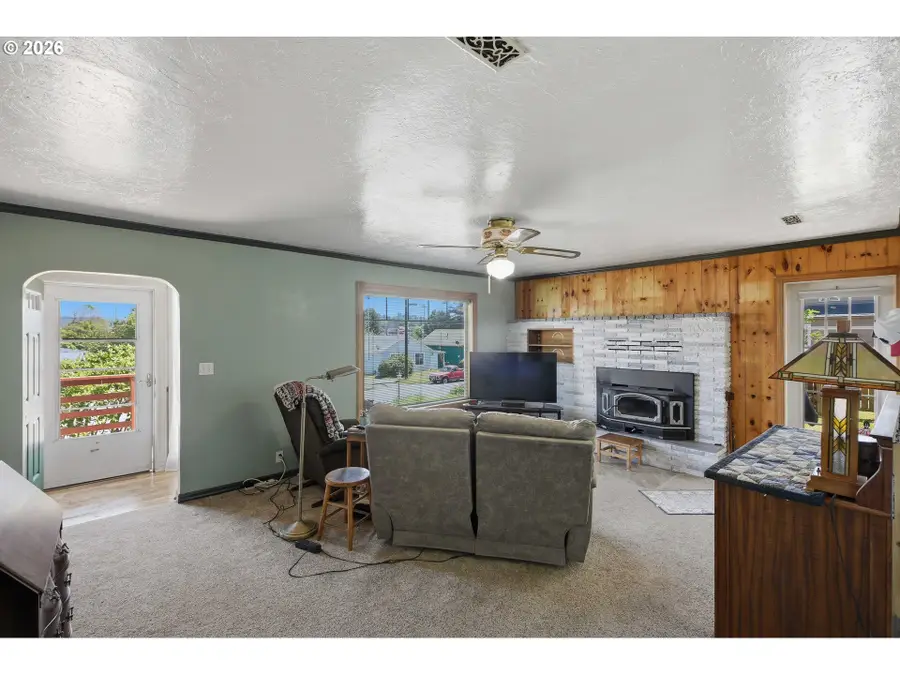 1954 Madrona St, North Bend, OR 97459 - #3