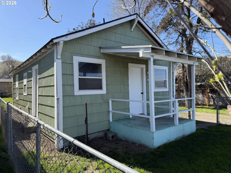 2406 E 10th St, The Dalles, OR 97058 - #2