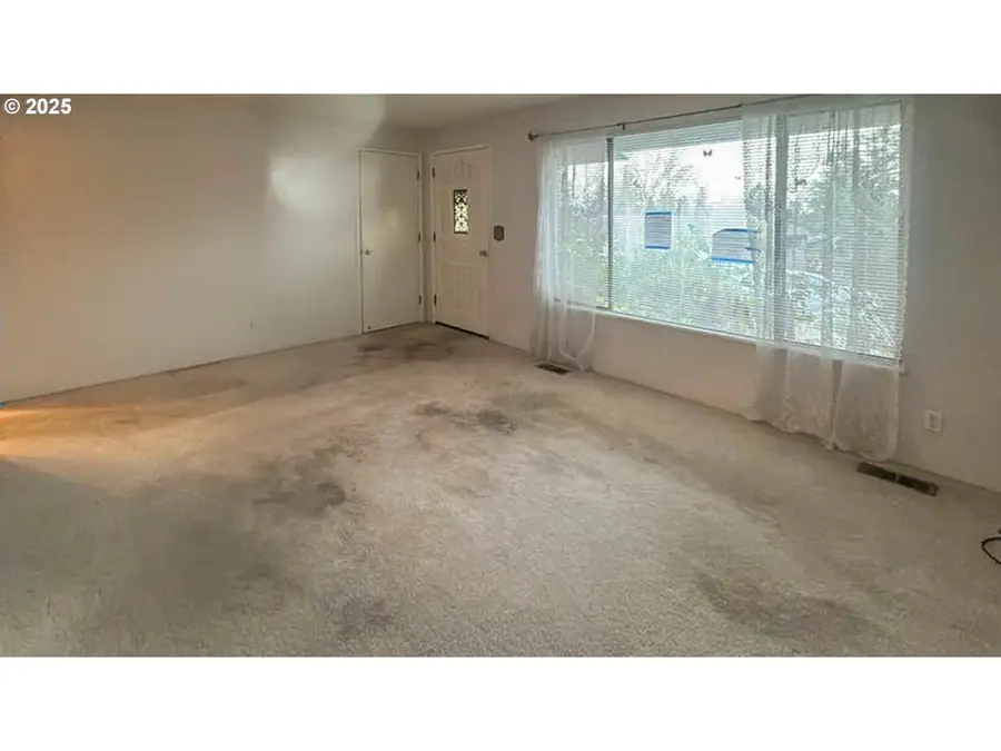 1023 NE Primrose Pl, Grants Pass, OR 97526 - Image #2