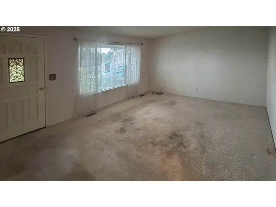 1023 NE Primrose Pl, Grants Pass, OR 97526 - Image #3