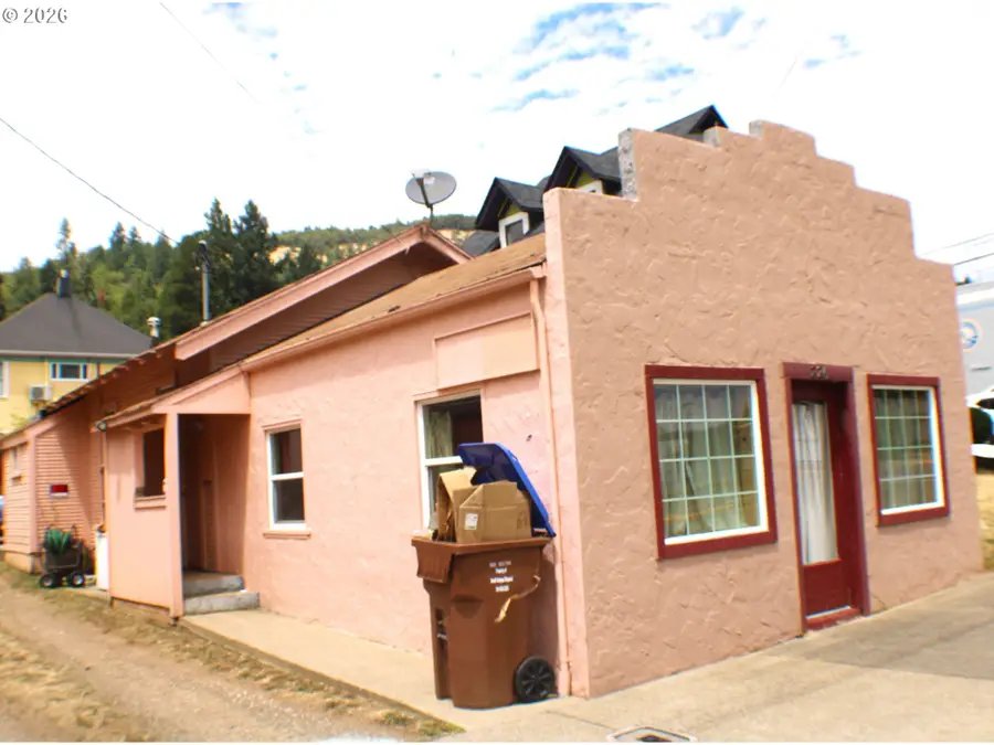 226 NW 2nd Ave, Myrtle Creek, OR 97457 - #3