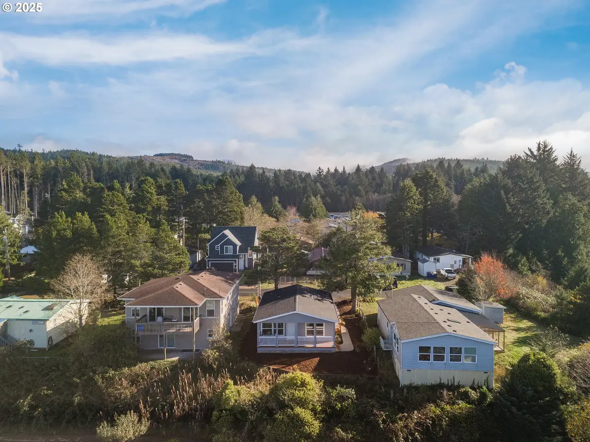 265 SE Hazelton Pl, Depoe Bay, OR 97341 - Image #1