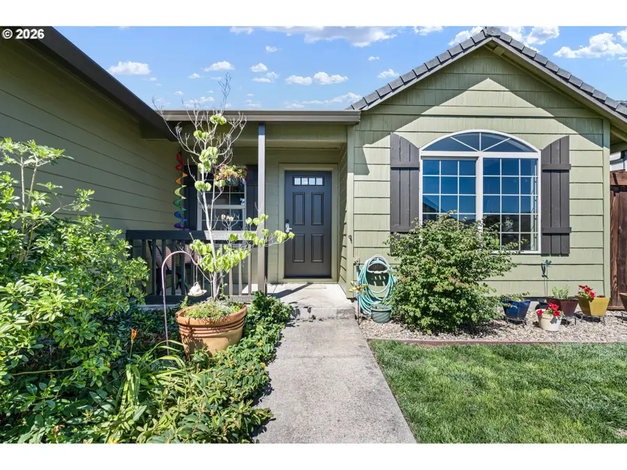 1373 Creswood Dr, Creswell, OR 97426 - #2