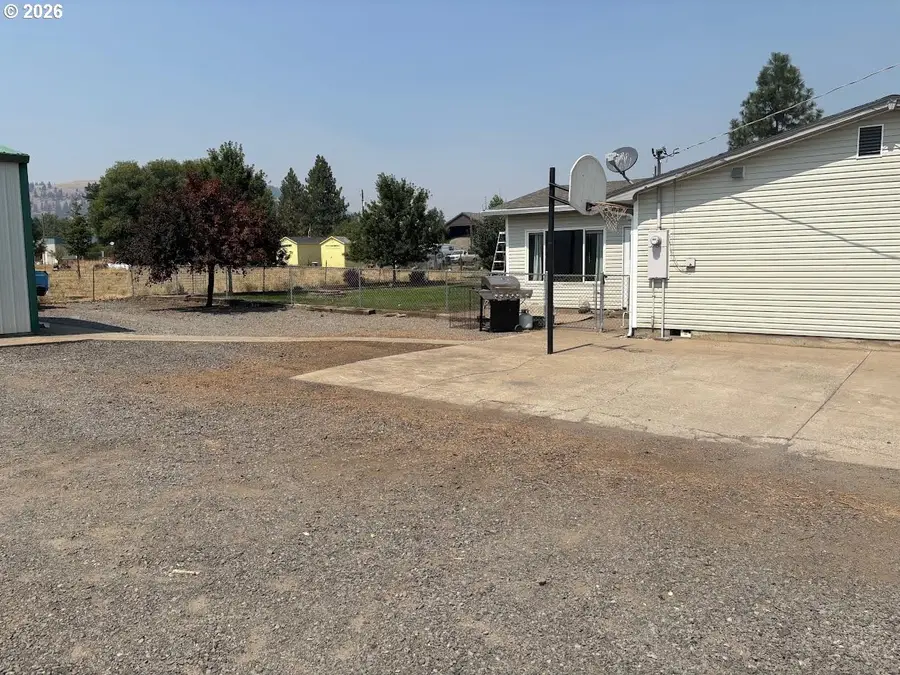 160 S 17th St, Elgin, OR 97827 - #3