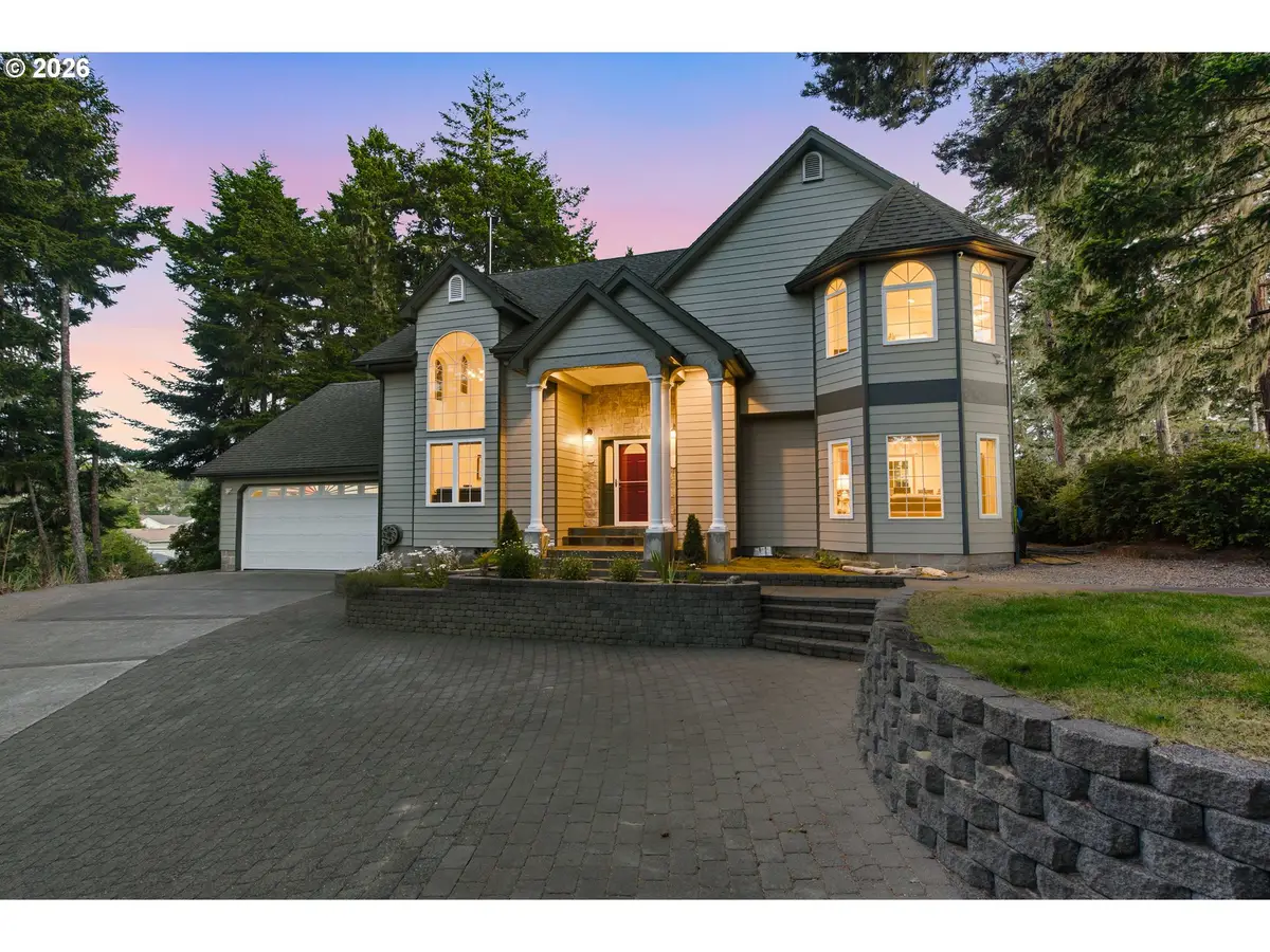 930 Lake Ct, Coos Bay, OR 97420 - #1