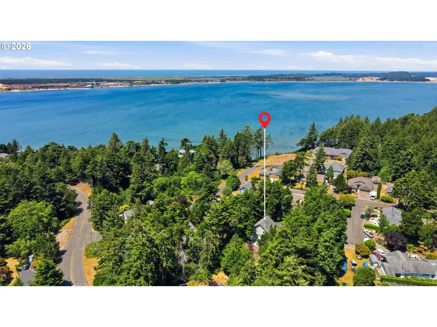 930 Lake Ct, Coos Bay, OR 97420 - #3