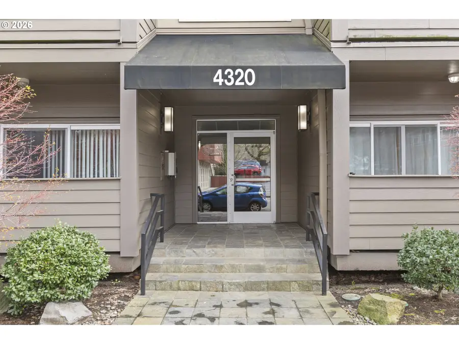 4320 S Corbett Ave #102, Portland, OR 97239 - #2