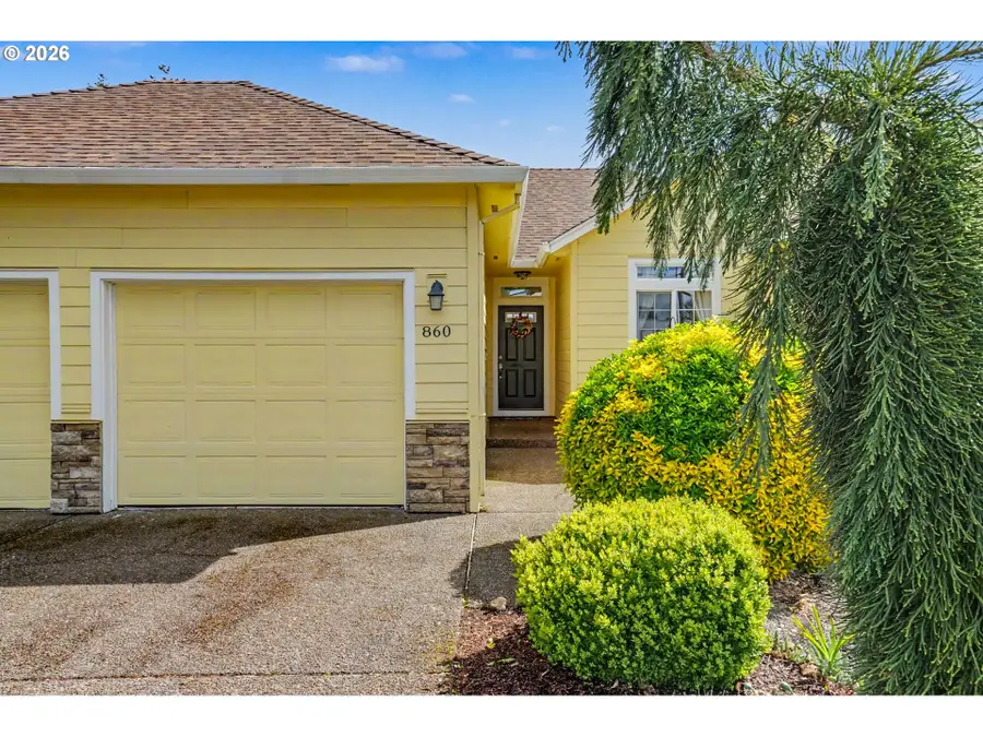 860 N 2nd St, Silverton, OR 97381 - #3