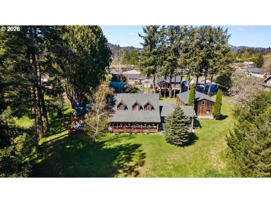 527 W 4th St, Coquille, OR 97423 - #2