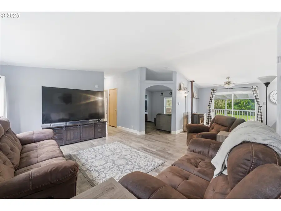 223 Quick Rd, Castle Rock, WA 98611 - Image #2