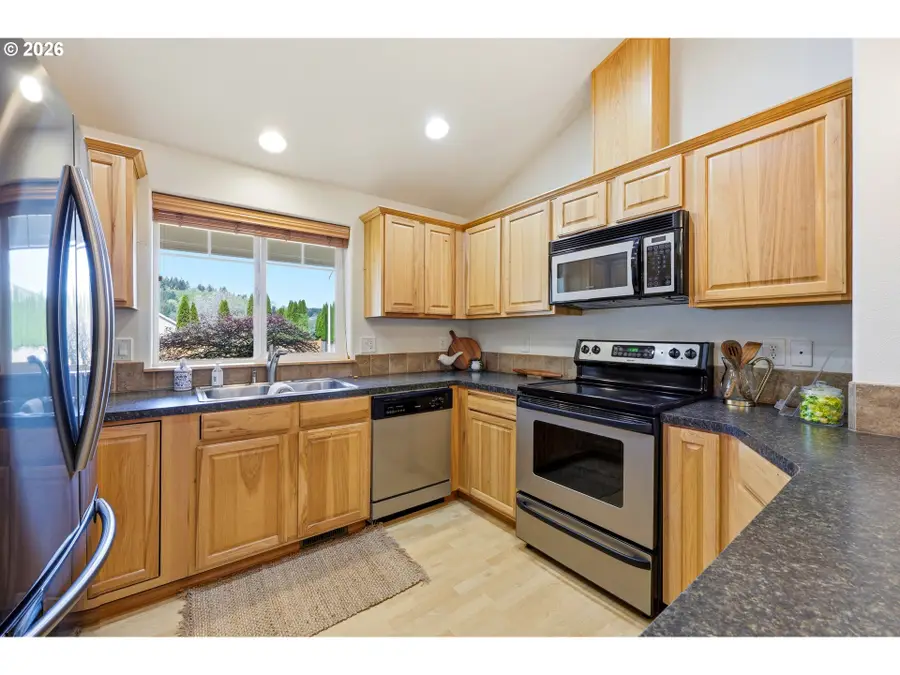 922 NE Travis Dr, Silverton, OR 97381 - #3