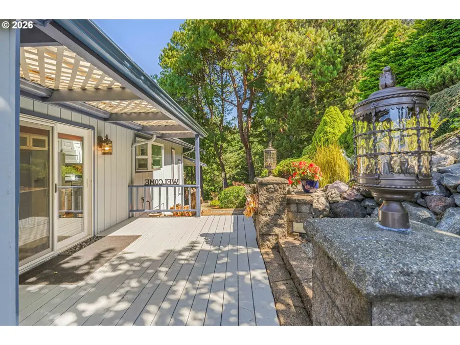 1037 Canyon Ter, Coos Bay, OR 97420 - #3
