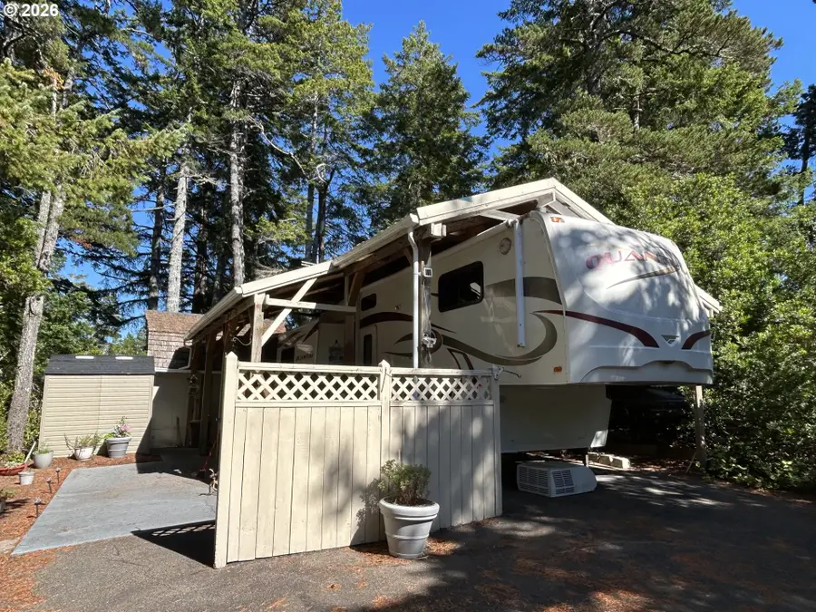 141 Outer Dr, Florence, OR 97439 - #2