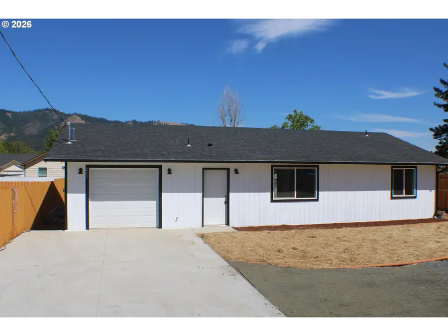 203 Henry St, Tri City, OR 97457 - #2