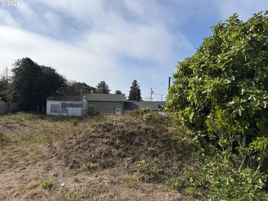 312 S Wall St, Coos Bay, OR 97420 - #2