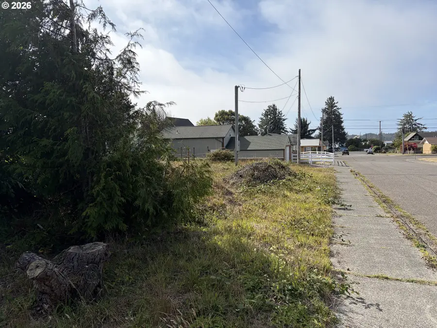 312 S Wall St, Coos Bay, OR 97420 - #3