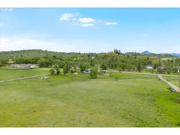 963 Stevens Rd, EaglePoint, OR 97524