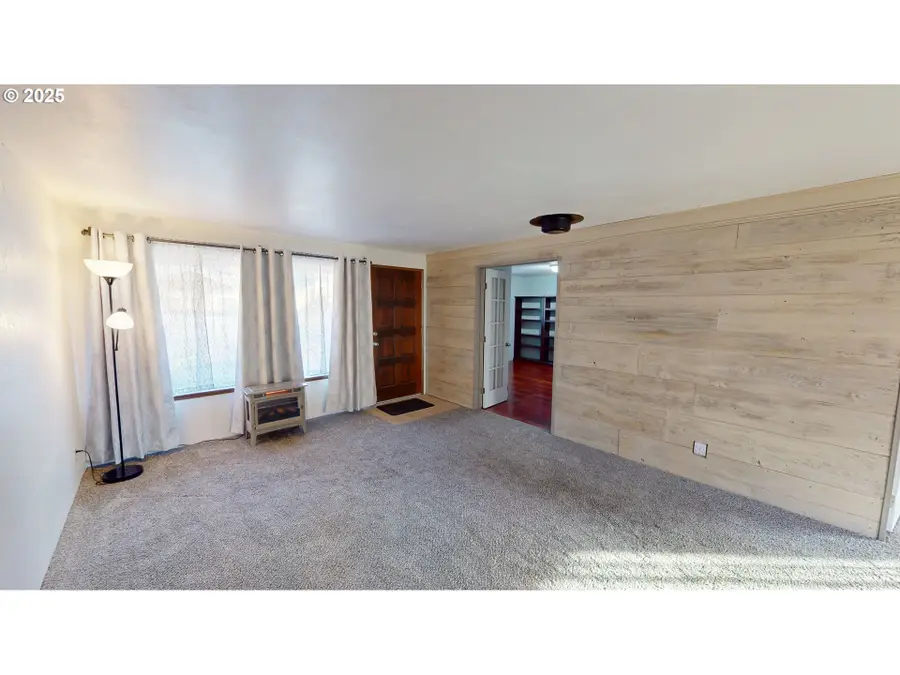 30336 Driftwood Dr, Wedderburn, OR 97444 - Image #2